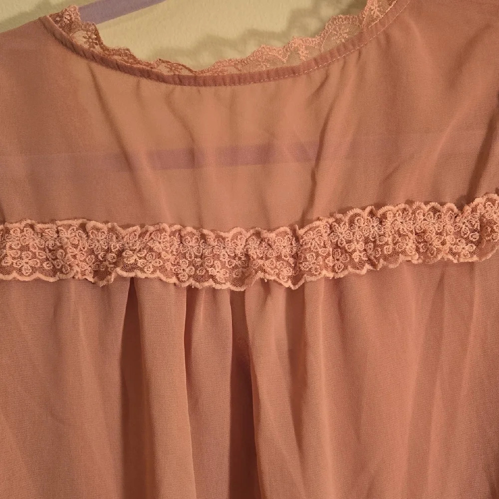 Chic Lace Trim Blouse in Soft Pink - Picture 4 of 5